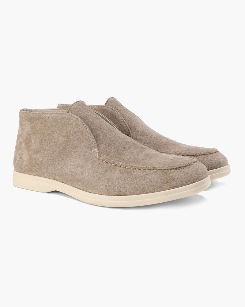 Versatile men's loafers, a comfortable slip-on shoe for both casual and dressy occasions, enhancing any outfit.