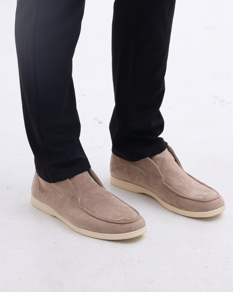 Durable men's casual loafers, comfortable slip-on shoes designed for everyday wear and a classic, neat appearance.