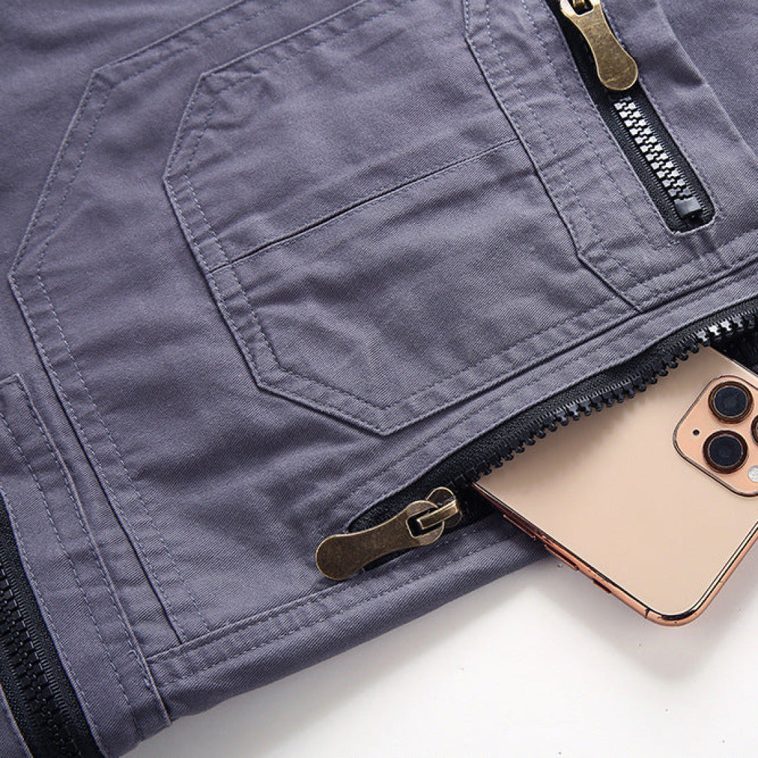 Side view: Men's multi-pocket tactical cargo shorts for adventure & everyday versatility.