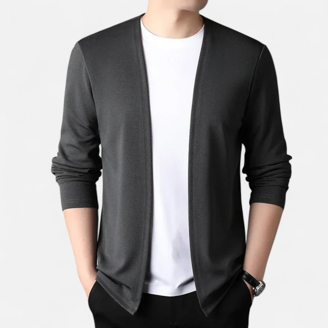 Refined men's long-sleeve cardigan cloak, elegant and comfortable for versatile modern men's fashion.