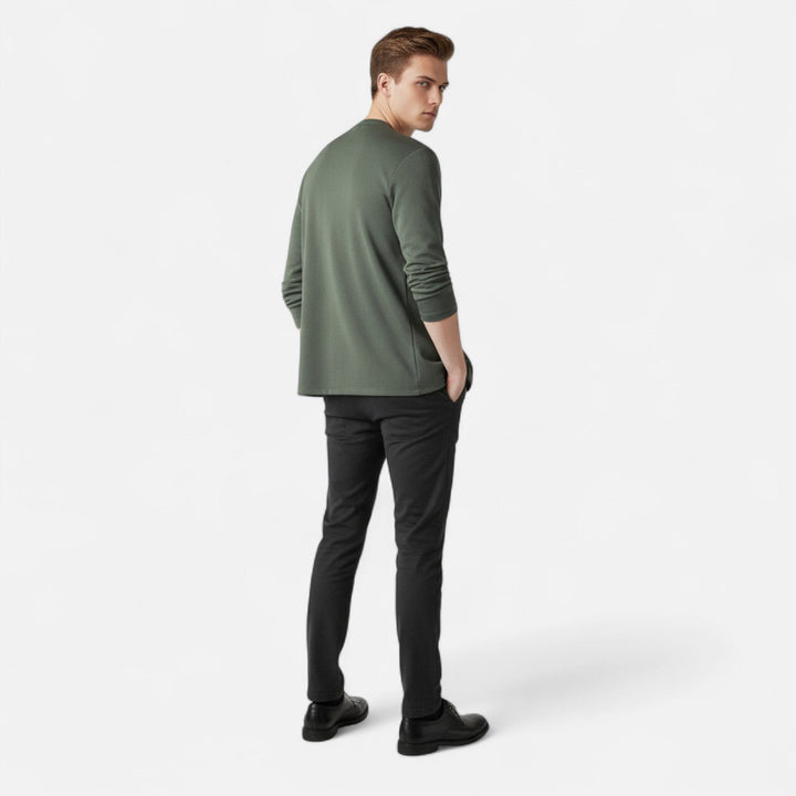 Comfortable men's long-sleeve cardigan cloak, perfect for refined layering and modern style outerwear.