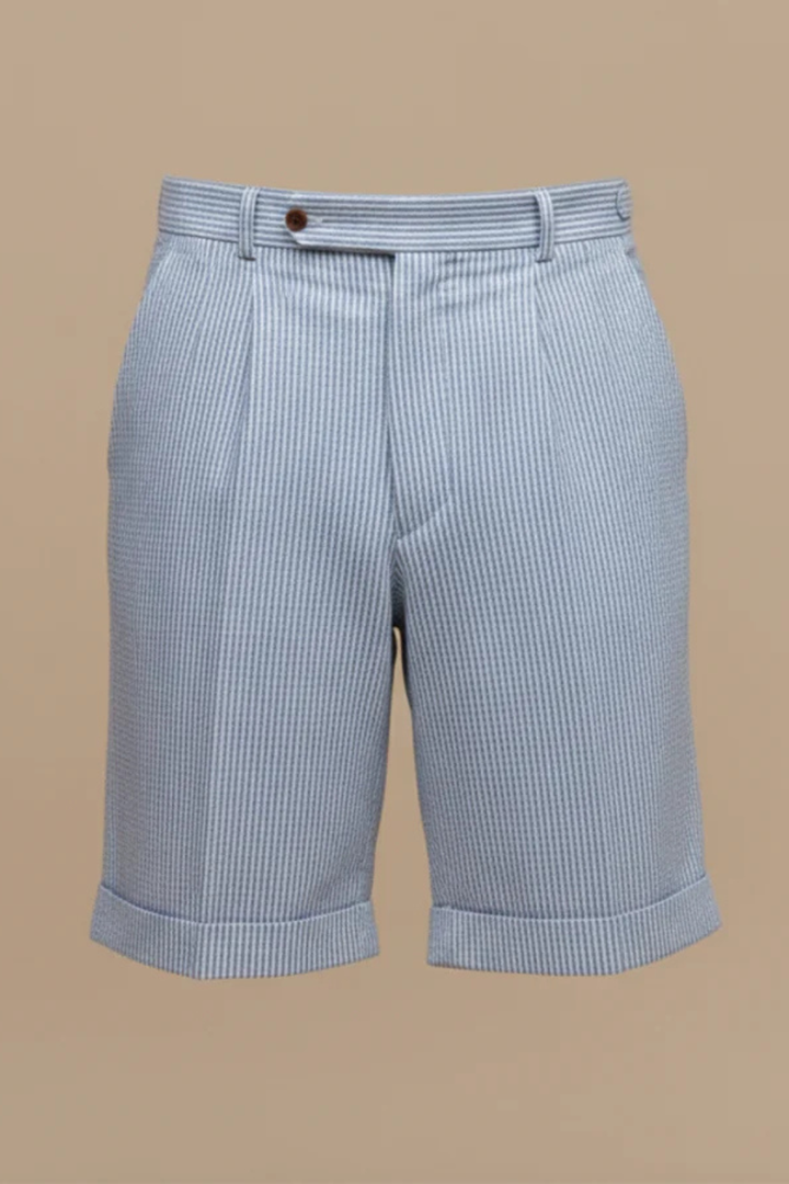 Casual men's striped high-waist chino shorts, featuring a contemporary pleated hem, perfect for warm weather.