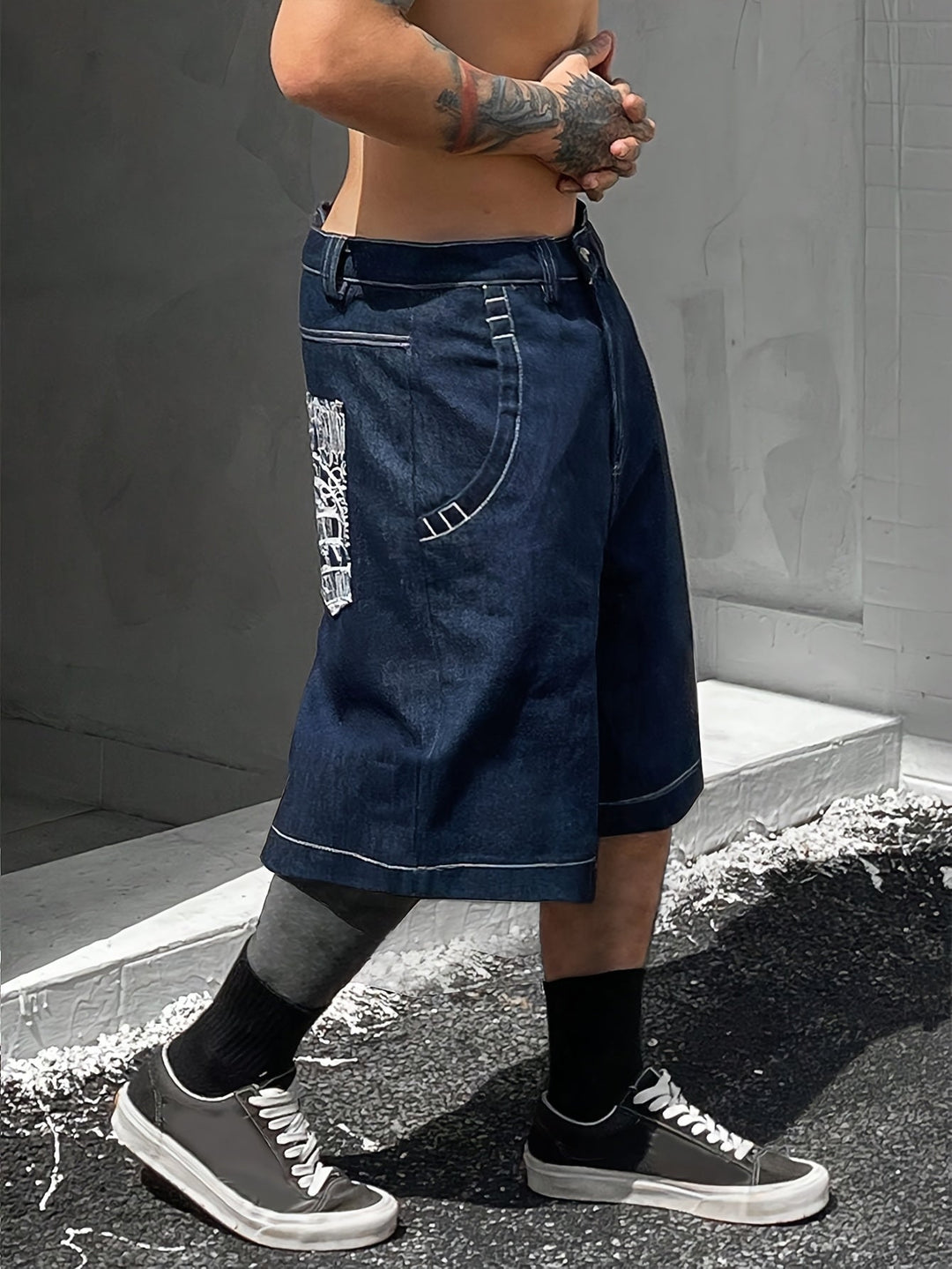 Men's casual loose fit Bermuda shorts in denim, featuring exquisite floral embroidery.