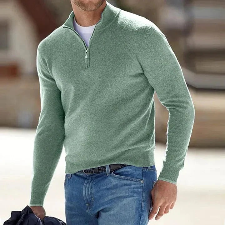 Cozy men's long-sleeve cashmere jumper, ideal soft knitwear for cold weather.