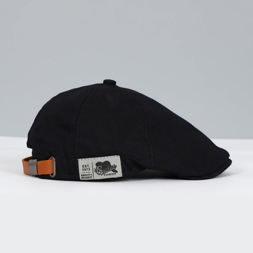 Adjustable men's beret offering sun protection & classic style. A practical & elegant headwear accessory.