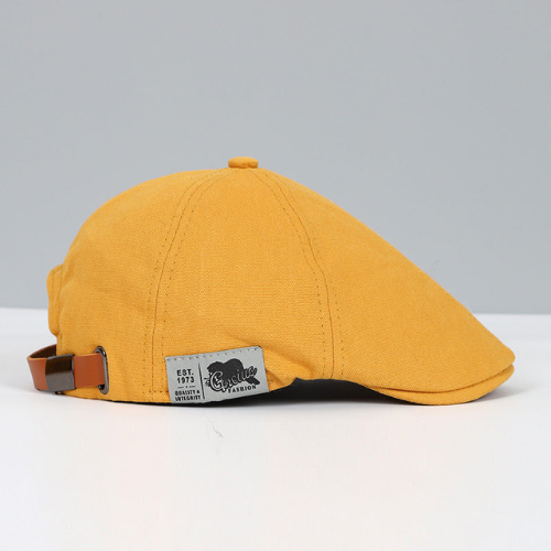 Stylish men's adjustable beret in a dark shade, showcasing its modern silhouette. Elegant fashion accessory.