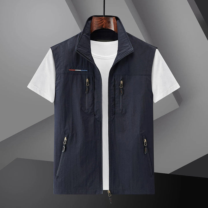 Men's multi-pocket utility vest for summer travel. Breathable & sleeveless design for outdoor adventures.
