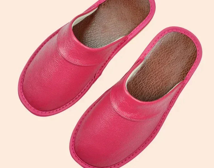 Close-up of men's orthopedic slippers, highlighting arch support & plush comfort for pain relief.