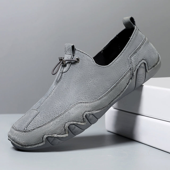 Stylish men's low-cut casual shoes with orthopedic support, perfect for everyday comfort and foot health.