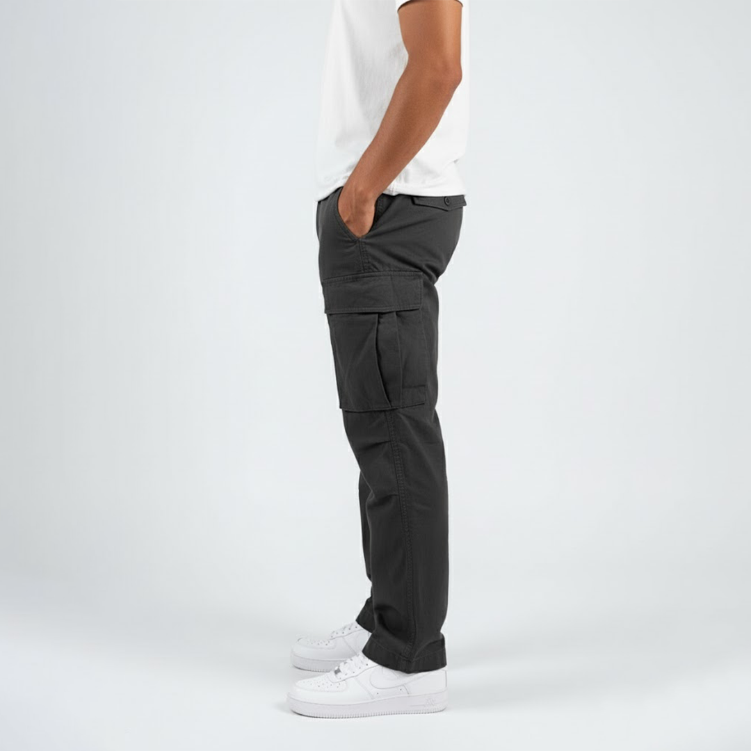 Men's relaxed fit cargo pants in streetwear style with large side pockets.