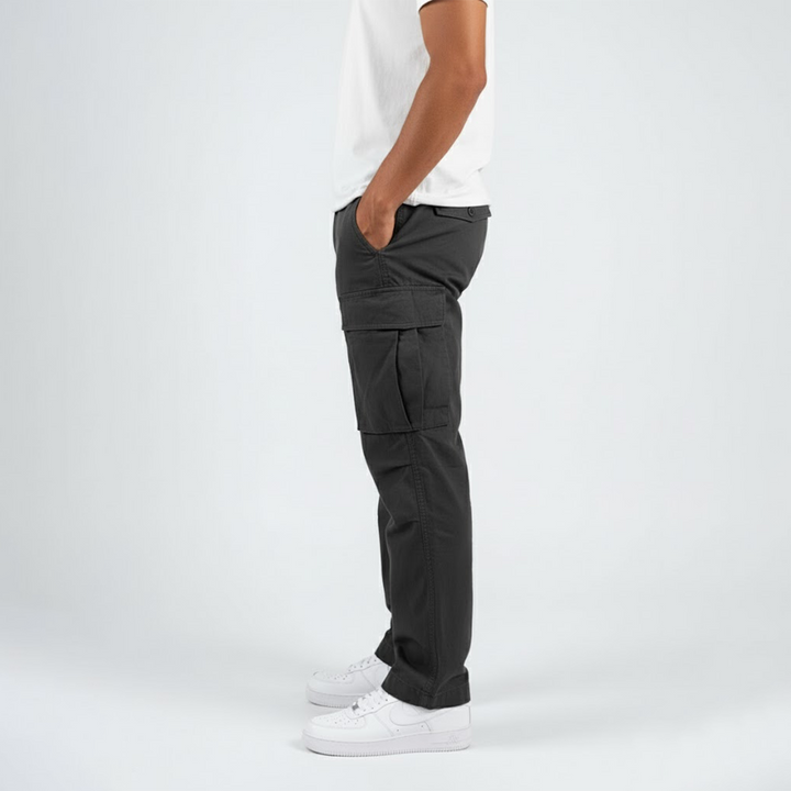 Men's relaxed fit cargo pants in streetwear style with large side pockets.