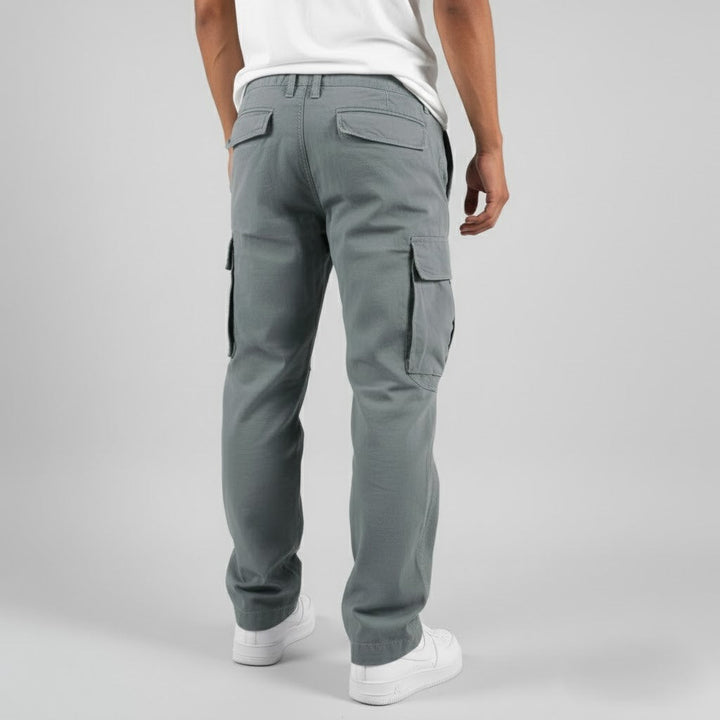 Modern men's relaxed fit cargo pants, side pockets, versatile for casual & streetwear.