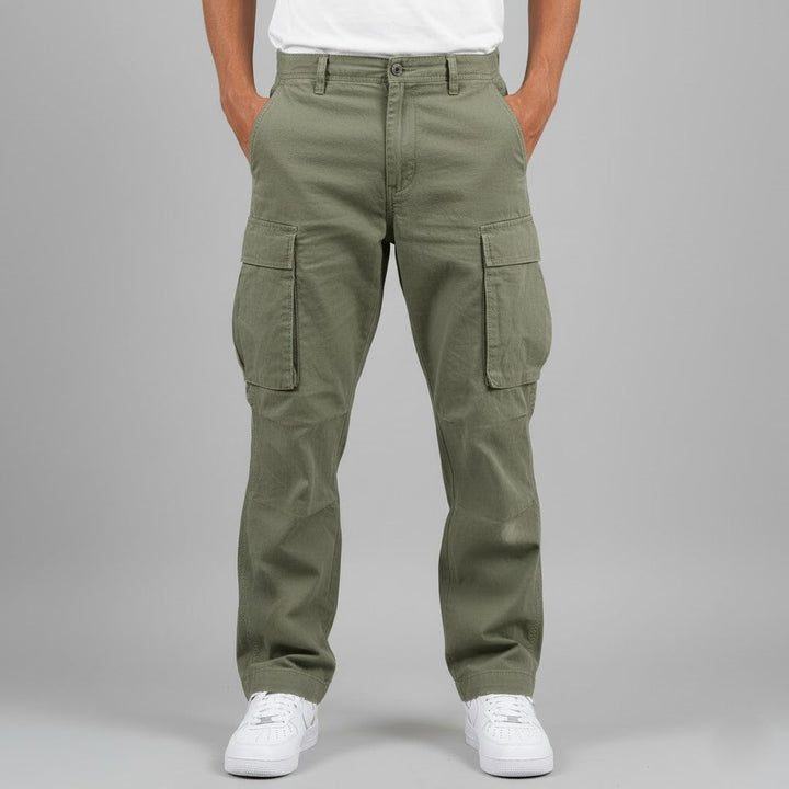 Men's comfortable cargo pants with side pockets, a relaxed fit for streetwear style.