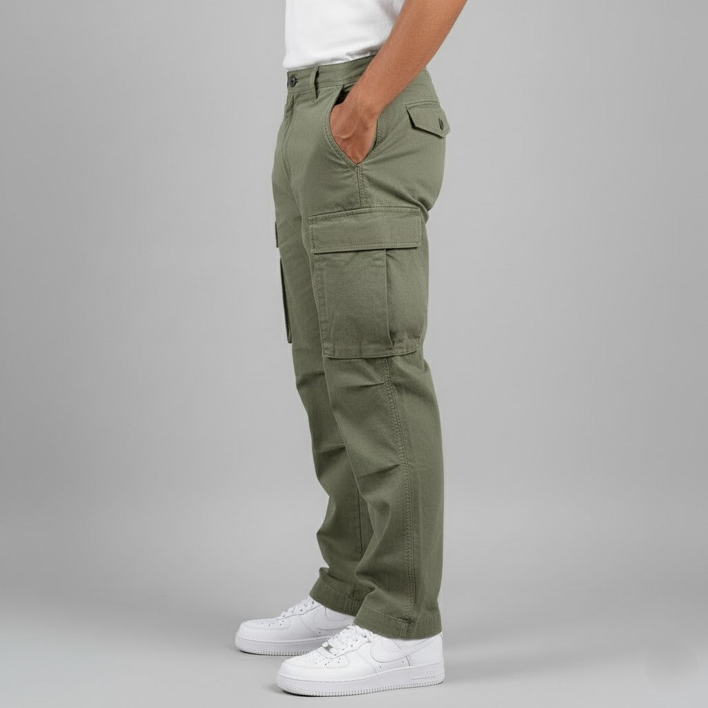 Relaxed fit men's cargo pants in urban streetwear, functional side pockets.