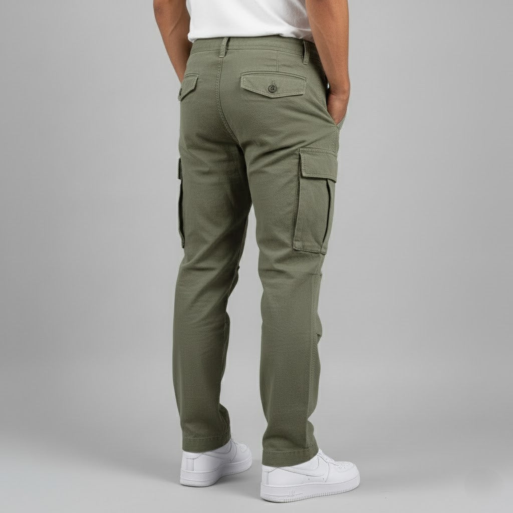 Casual men's cargo pants, relaxed fit, with side pockets, perfect for streetwear looks.