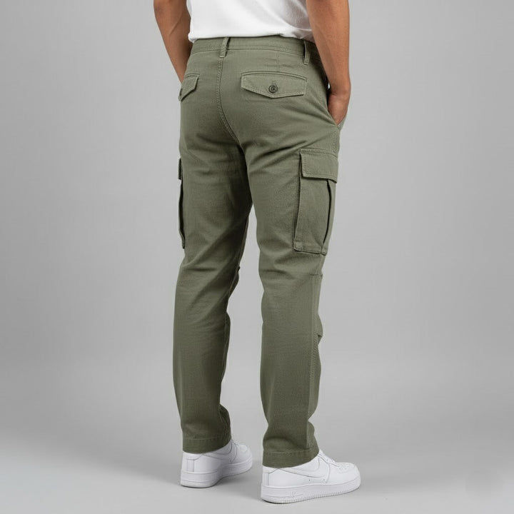 Casual men's cargo pants, relaxed fit, with side pockets, perfect for streetwear looks.