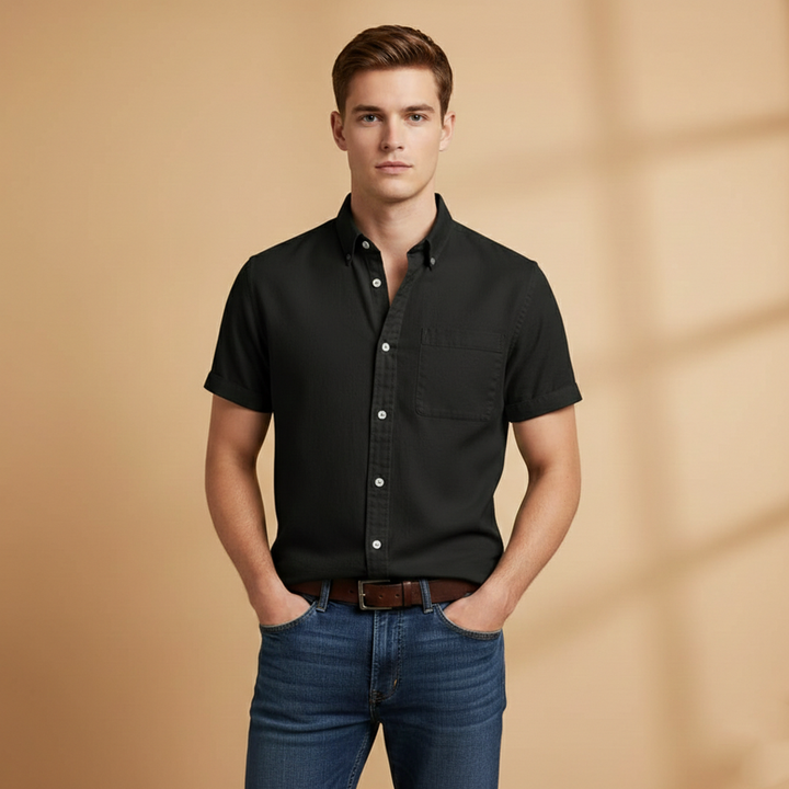 Practical men's short sleeve shirt with chest pocket, slim fit for spring & summer. Easy care.