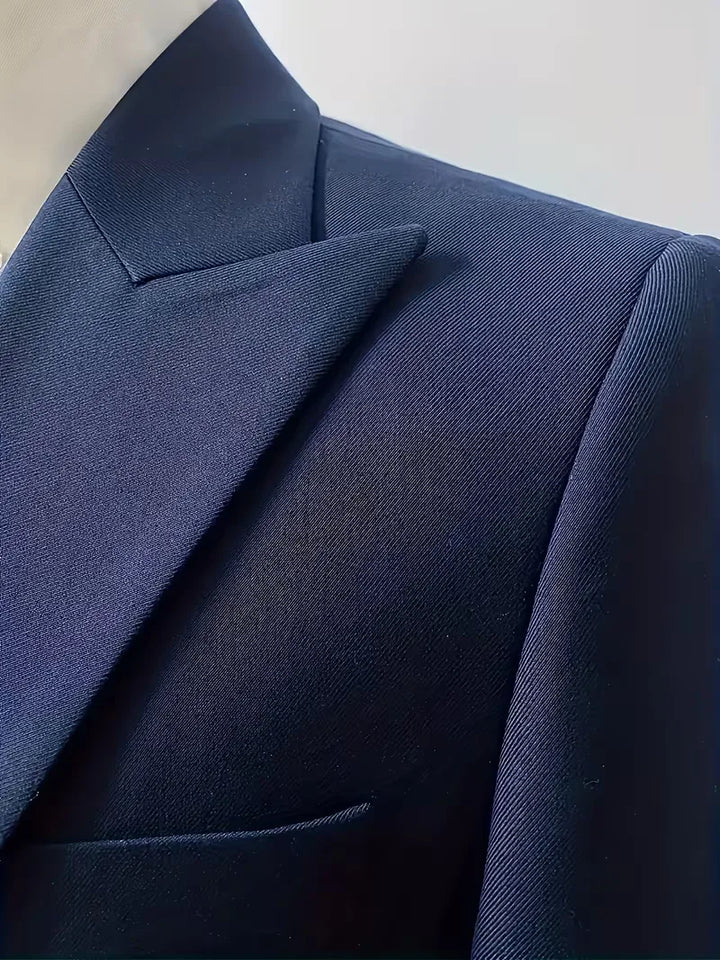 Classic yet modern: a slim fit double-breasted 3-piece suit with waistcoat for men's fashion.