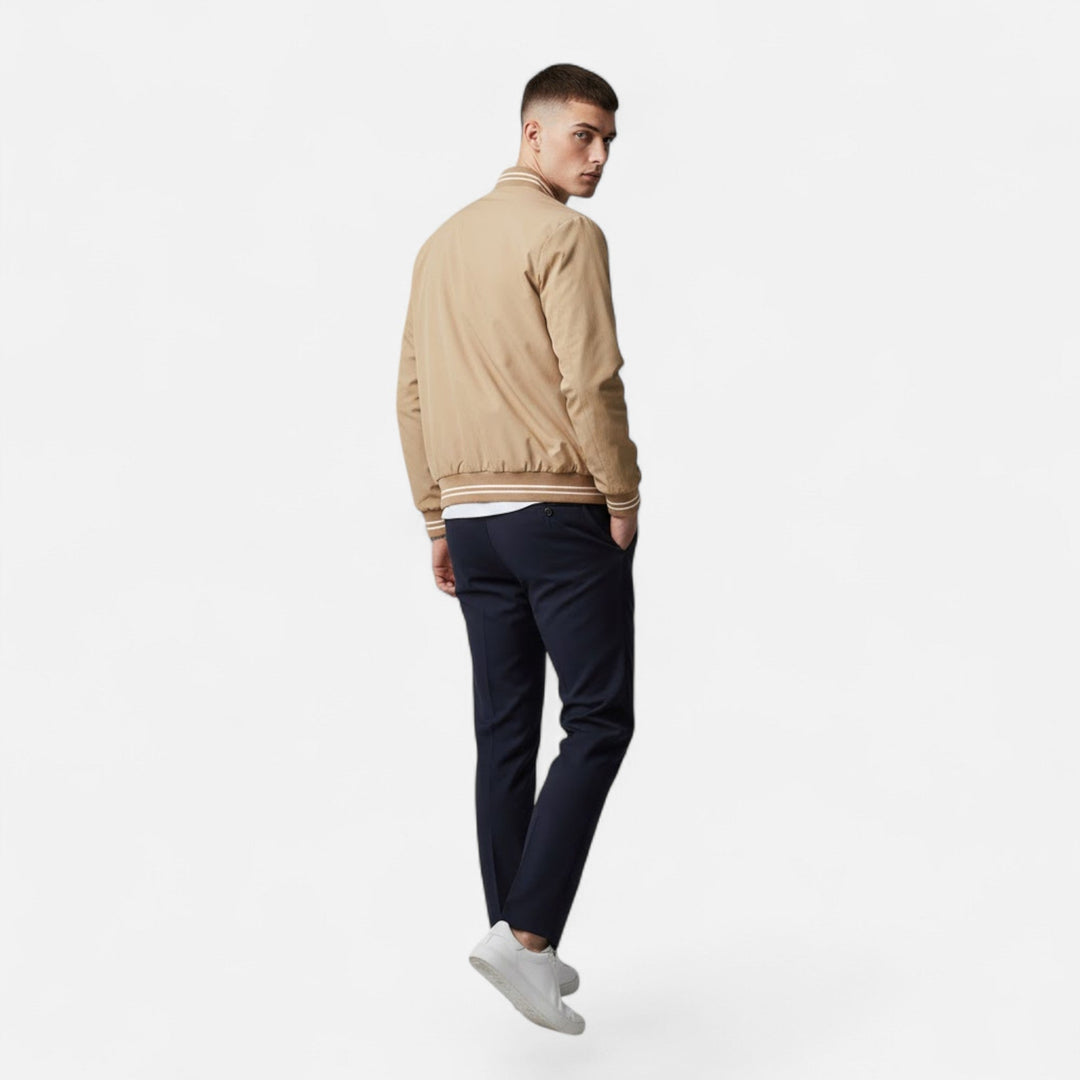 Lightweight zip-up men's jacket, stand collar, perfect for casual autumn and winter outfits.