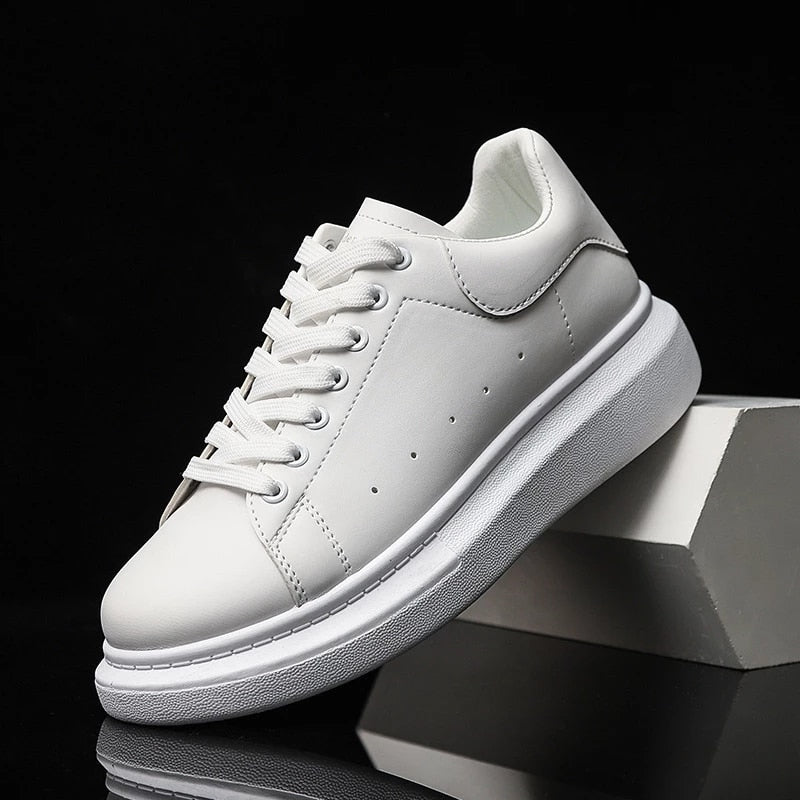 Lightweight men's trainers, designed for maximum comfort and style in urban environments. Ideal footwear.