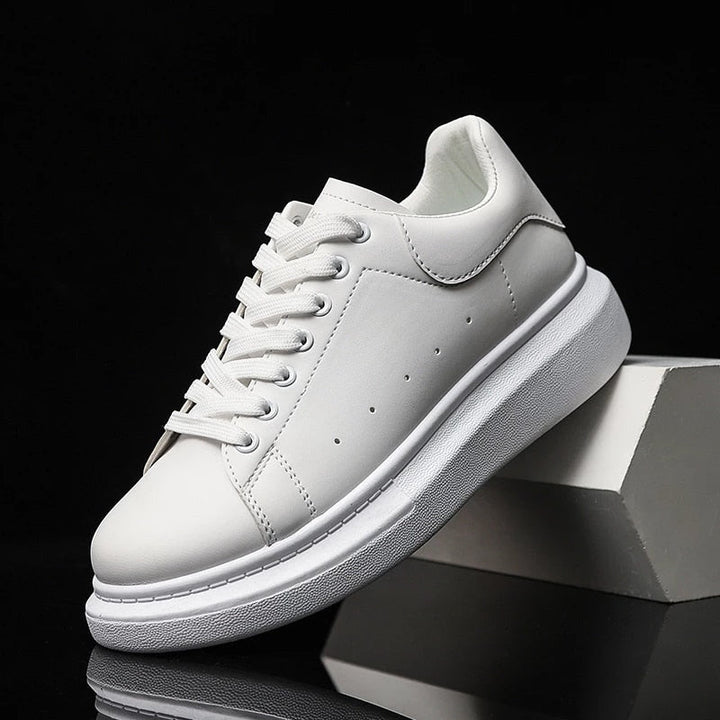 Lightweight men's trainers, designed for maximum comfort and style in urban environments. Ideal footwear.