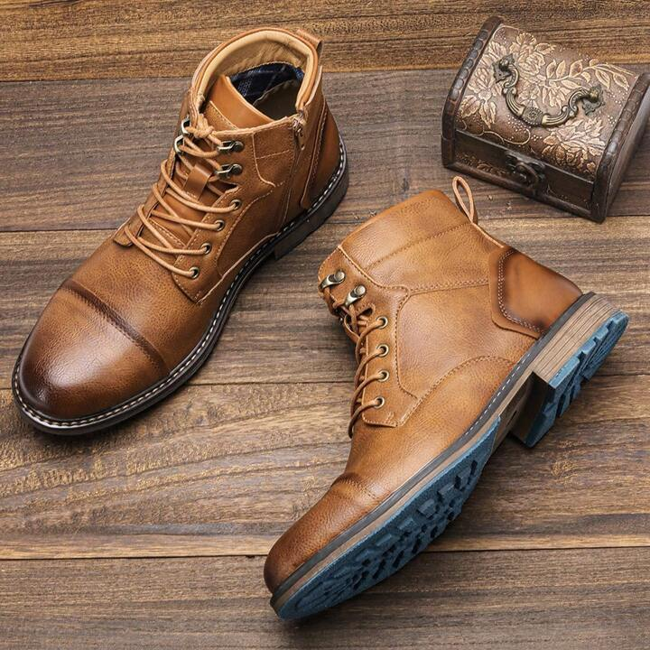 Stylish men's vintage ankle boots, versatile for smart casual outfits, with lace-up closure.
