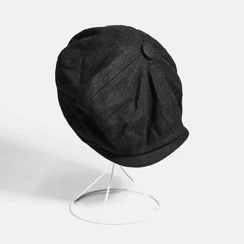 New men's flat cap in vintage style, offering comfortable headwear for a timeless, sophisticated look.