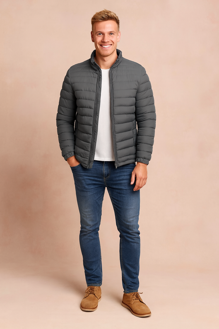 Men's warm winter puffer jacket, ideal for cold weather. Durable outerwear with a comfortable fit.