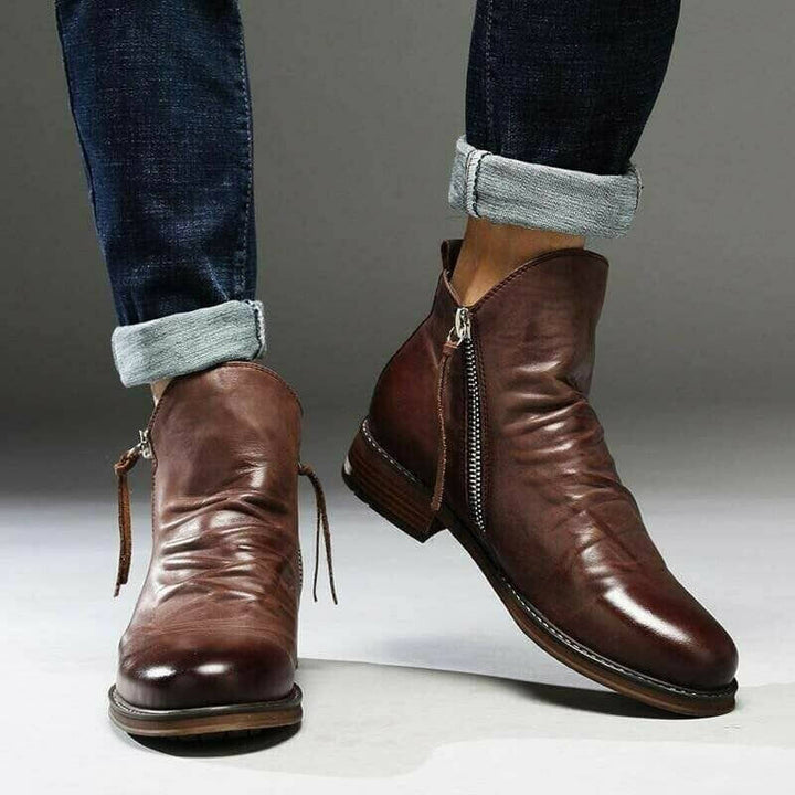 Side profile: Men's durable elegant casual boots with a chunky heel. Perfect for autumn fashion.