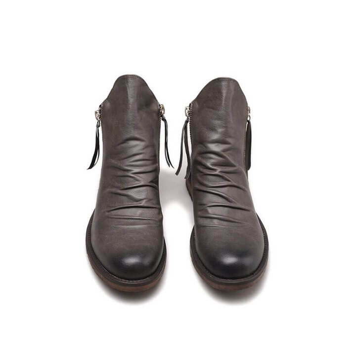 Close-up: Men's elegant casual boots, showcasing pointed toe & chunky heel details. Stylish & durable.