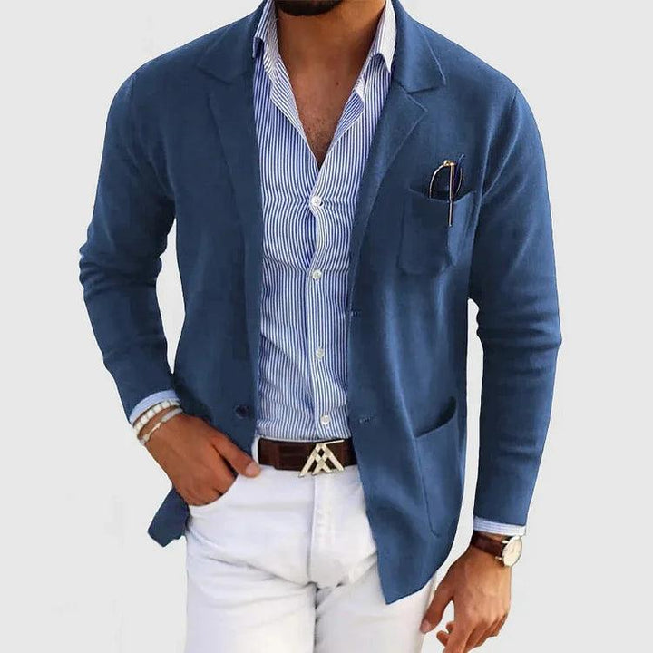 Men’s elegant blazer with notch collar, practical pockets, and sleek fit. Perfect for formal and smart-casual looks.