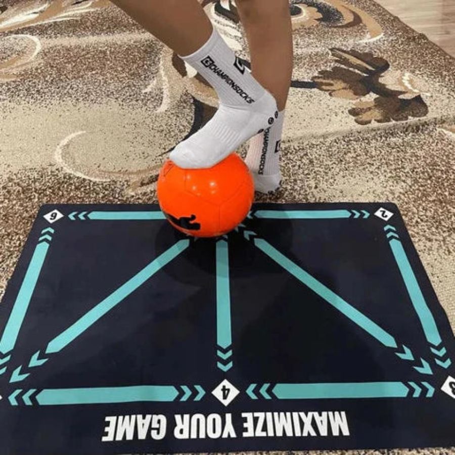 Men's football training mat, anti-slip, compact 90x60cm, with video program, ideal for home skill enhancement sessions.