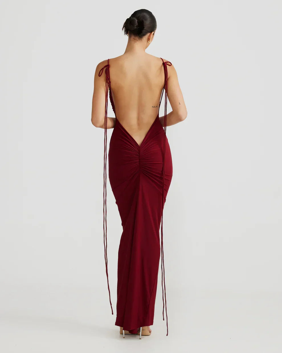 Elegant backless women's maxi dress, pleated design for a graceful look, perfect for formal occasions.