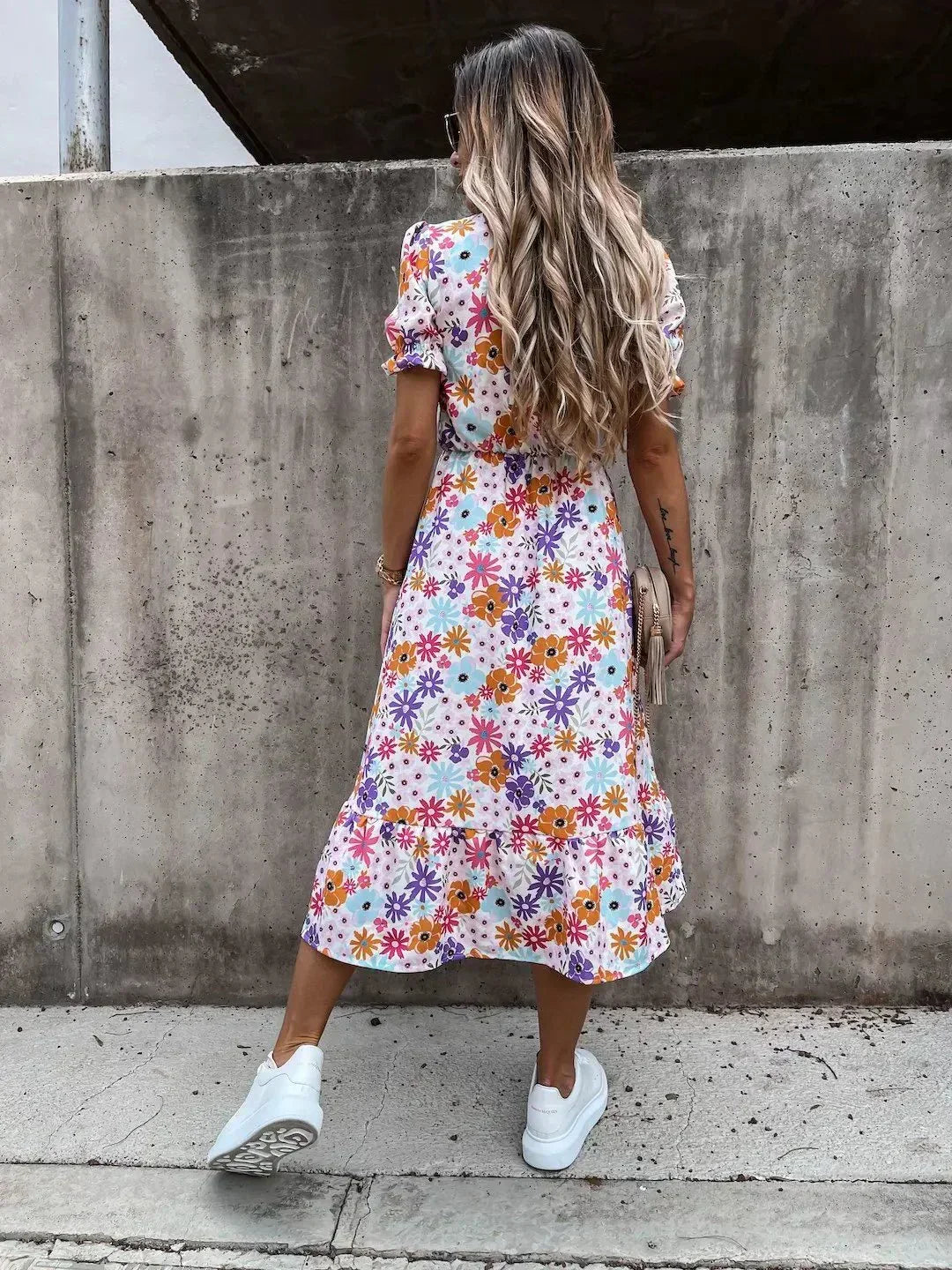 Comfortable women's floral print summer dress, elegant and flowy, ideal for spring and resort fashion.