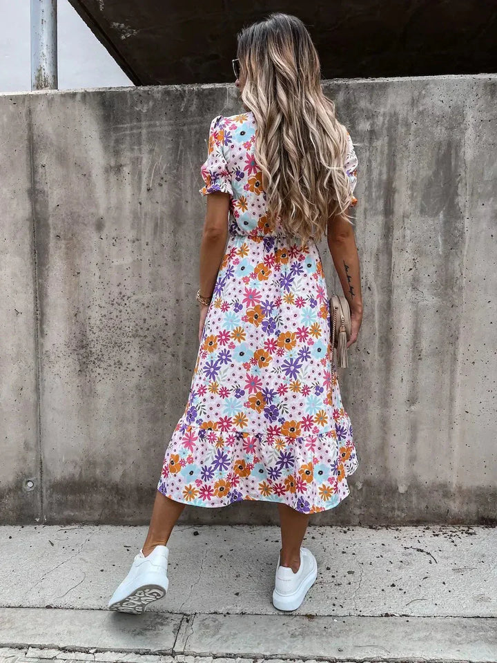 Comfortable women's floral print summer dress, elegant and flowy, ideal for spring and resort fashion.