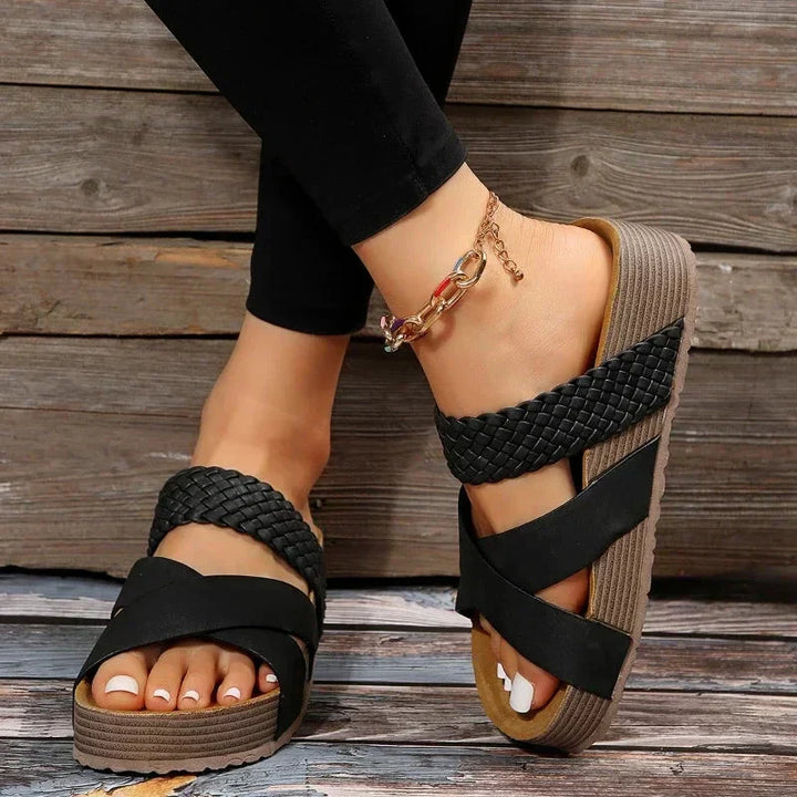 Comfortable women's retro orthopedic sandals, ideal for travel, featuring arch support & soft cushioning.