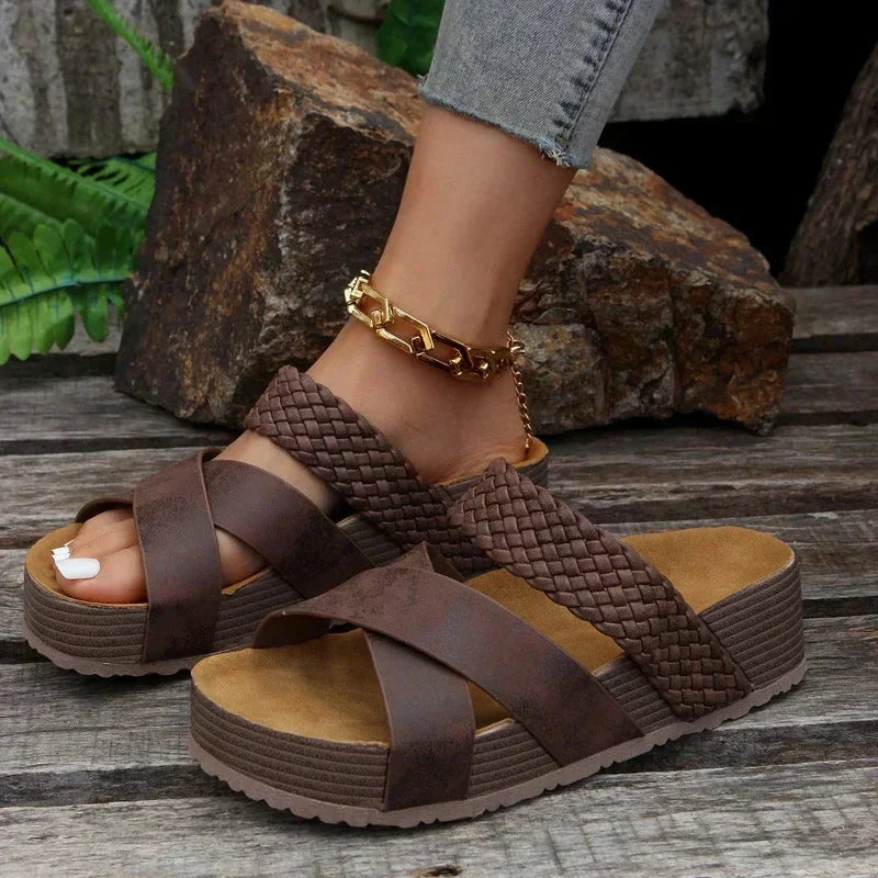 Women's retro orthopedic sandals with arch support, cushioned for everyday comfort.