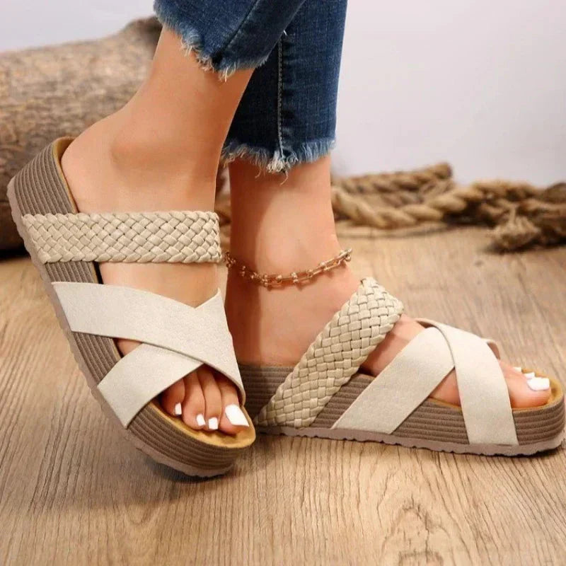 Stylish women's retro flat sandals, cushioned with orthopedic arch support for walkable summer wear.