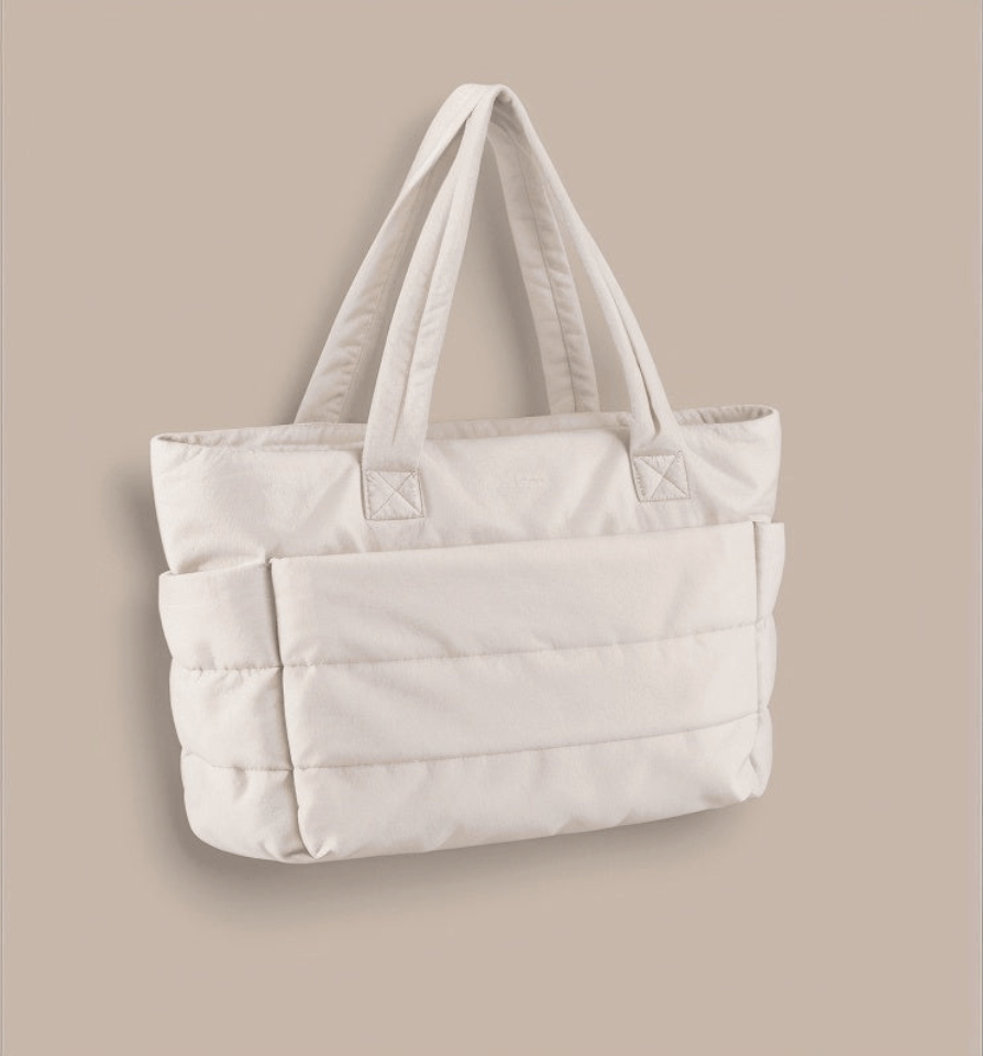 Stylish women's puffer shoulder bag, a soft and spacious handbag. Elegant and versatile fashion accessory for women.