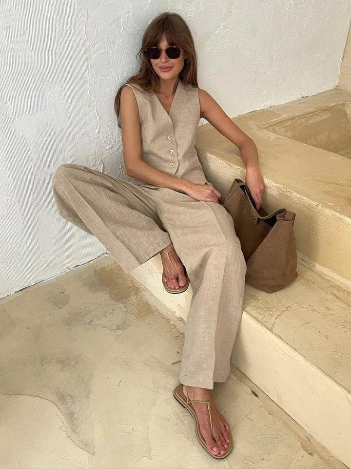 Comfortable women's matching set with a sleeveless vest and flowing wide-leg trousers. Perfect for relaxed summer fashion.