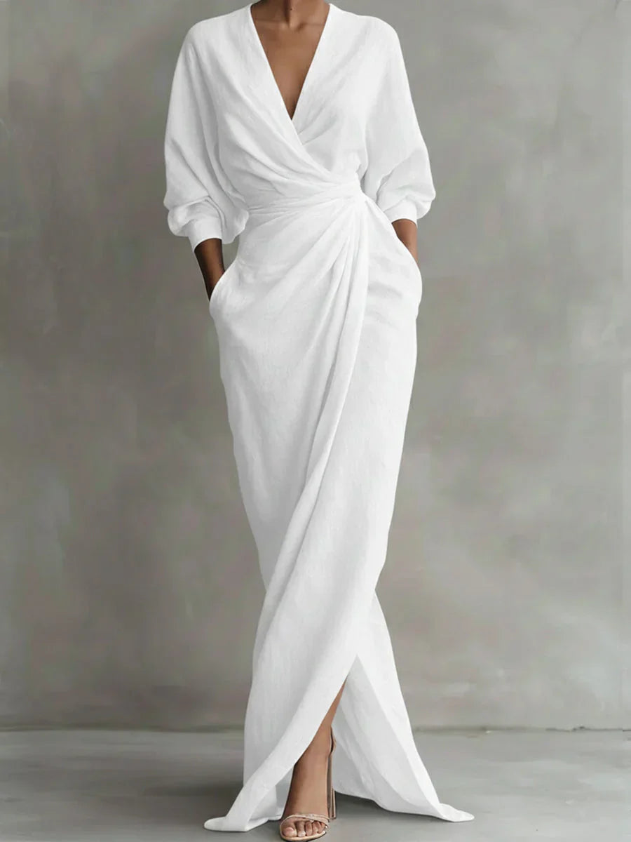 Fashionable womenswear: Elegant V-neck dress with comfortable 3/4 sleeves, ideal for casual spring/summer days.