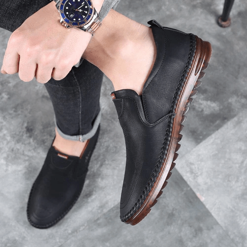 "Orthopedic men's shoes with breathable mesh, air-cushioned sole, stylish black design. Ideal for all-day comfort."