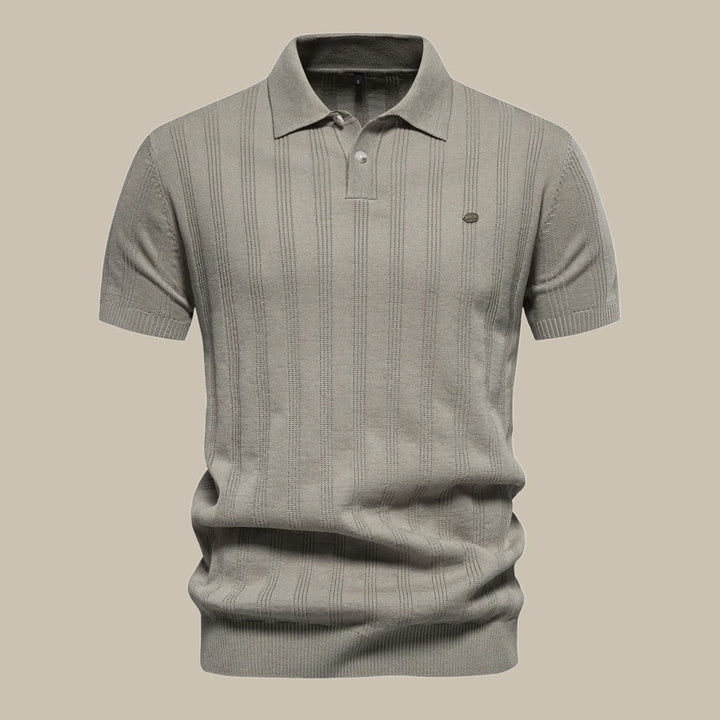 Comfortable khaki knit polo shirt for men. Short sleeve, smart-casual top, ideal for versatile everyday style.