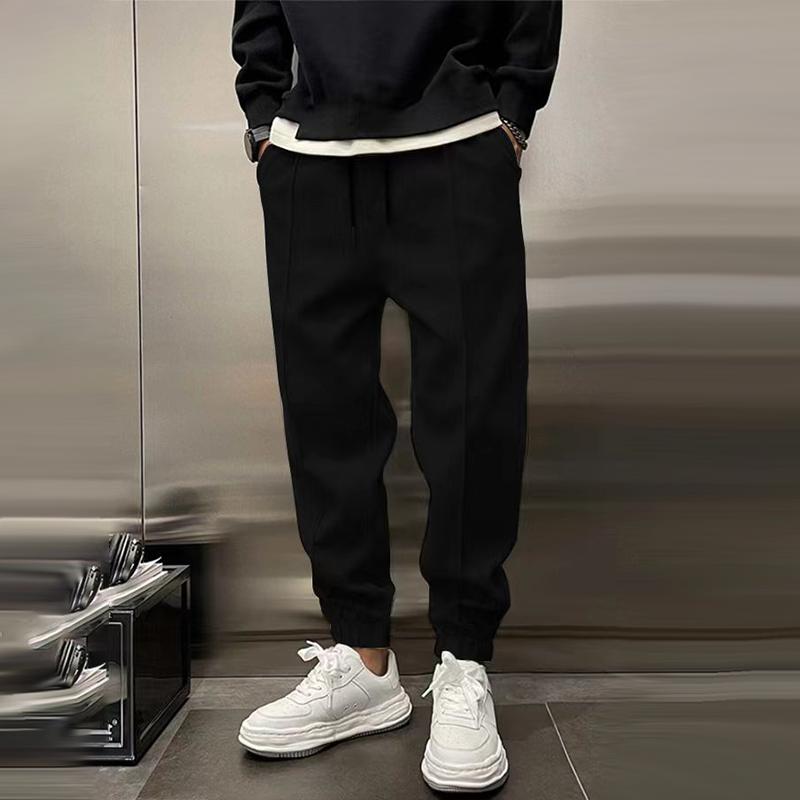 Comfortable men's relaxed fit pants, ideal for everyday style and flexible movement.