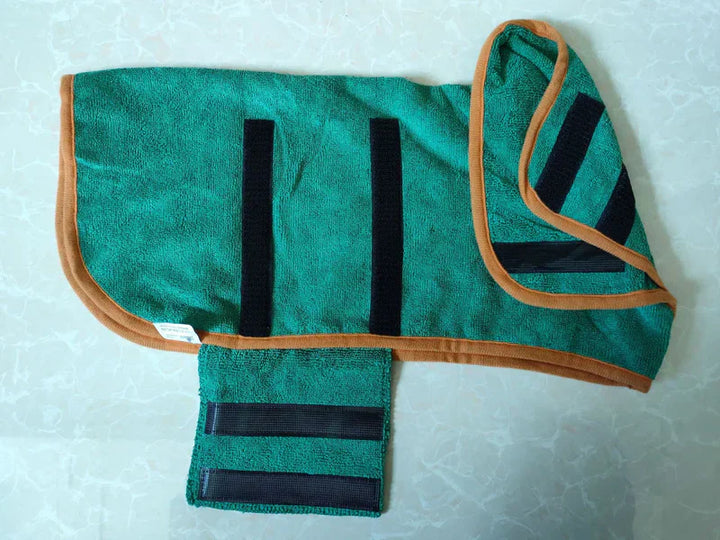 Close-up of Velcro fasteners on a quick-drying dog bathrobe for a secure and adjustable fit.