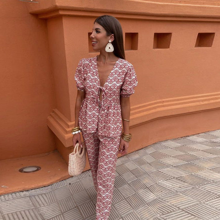 Fashionable women's patterned set, a comfortable and chic matching outfit for any event.