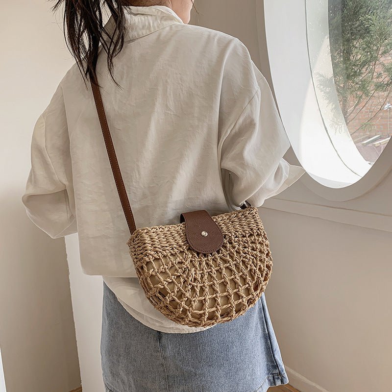 Natural straw shoulder bag for women, featuring a unique web design, ideal as a stylish beach or everyday bag.