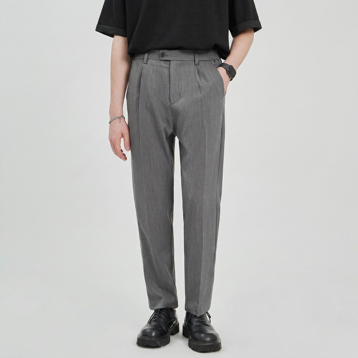 Modern men's wide leg pleated chinos, offering comfort and style. Versatile relaxed fit trousers for any casual occasion.