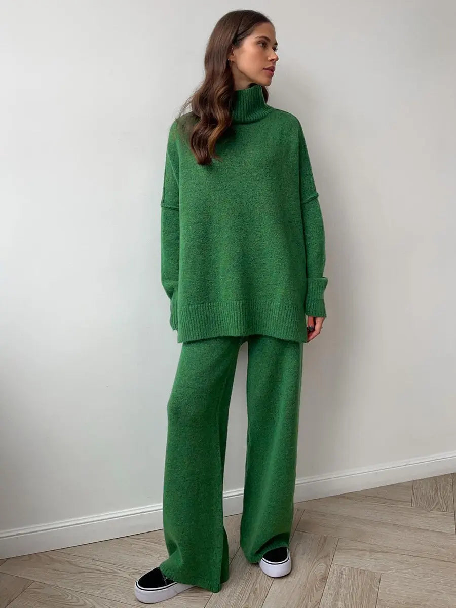Casual women's relaxed turtleneck lounge set, ideal for everyday comfort and modern minimalist style.