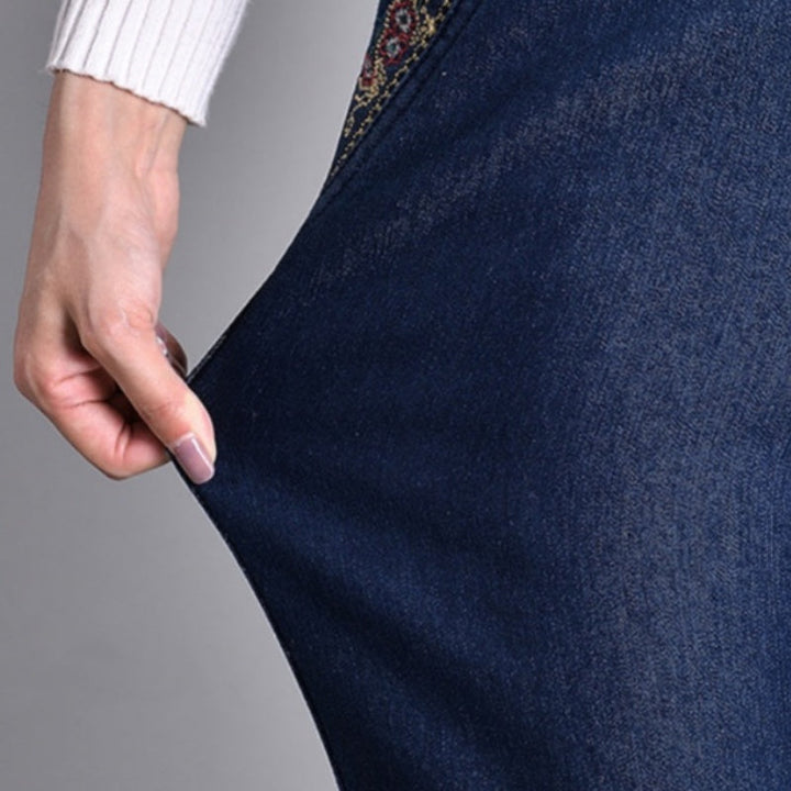 Versatile women's stretch jeans with elastic waist & straight leg, ideal for comfort and casual fashion.